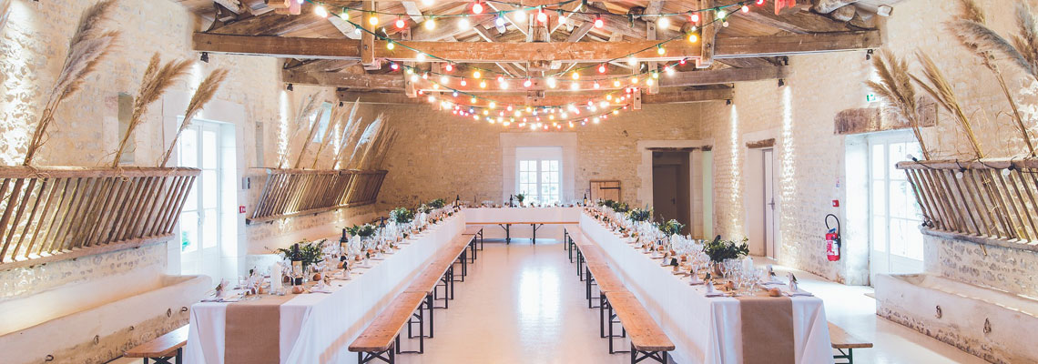 salle de réception de mariage avec plafond décoré par des guirlandes LED lumineuses